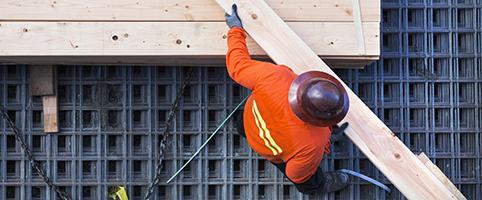 Construction worker on the job aerial | CNA Insurance