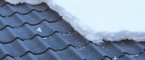 Piles of snow on business roof | CNA Insurance